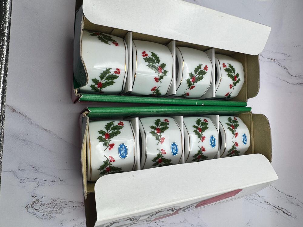 Set of 8 Vintage Porcelain Christmas Holly Napkin Rings made in Japan